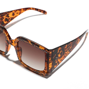 Occhiali da sole quadrati leopardati con strass e lenti sfumate
