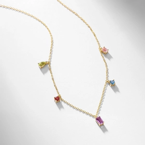 Collana in argento S925 placcato oro con cinque gemme geometriche multicolori