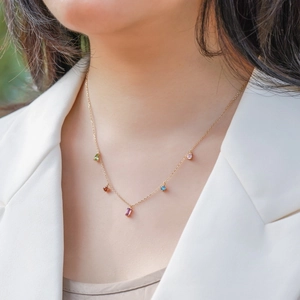 Collana geometrica in argento S925 con pietre preziose su una catena dorata