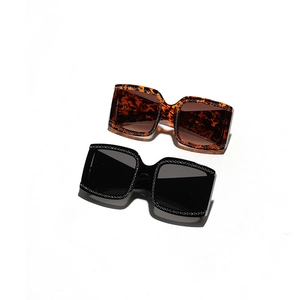 Occhiali da sole squadrati oversize leopardati e neri con montatura di lusso in strass