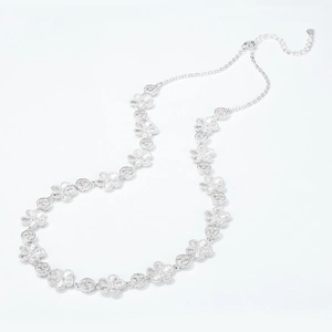Elegante collana in argento S925 con design vintage in pizzo floreale su fondo bianco