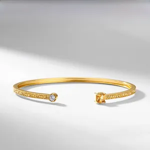 Détail d'un bracelet doré rétro avec gravures florales et pierres de citrine