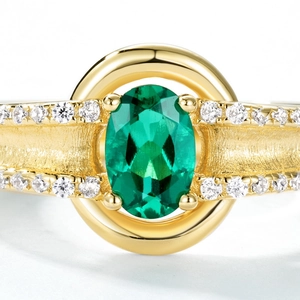 Bague en argent S925 plaqué or faite main avec émeraude et texture en métal brossé