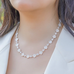 Elegante collana in argento sterling S925 con motivo floreale e pietre di zircone cubico