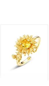 Detail van zonnebloemring met gele edelsteen, bijenaccent en verstelbare metalen ring