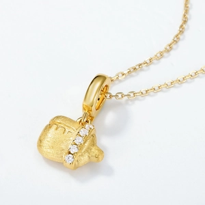 Collier artisanal en or brossé avec pendentif biberon et pavage en zircone brillant