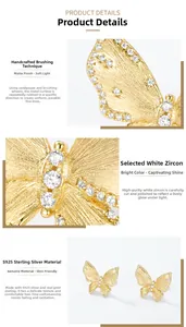 Détail macro de boucles d'oreilles papillon en argent S925 brossé et pierres de zircon