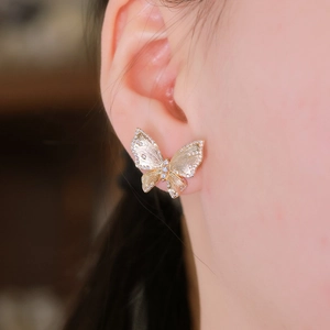 Boucles d'oreilles papillon en or brossé faites à la main avec cristaux scintillants