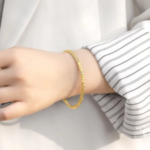 Bracelet jonc en argent S925 plaqué or avec texture martelée et cristaux étincelants