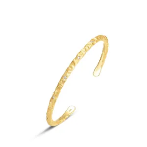Bracelet Jonc Élégant en Argent Sterling 925 Plaqué Or Avec Texture Martelée et Strass Étincelants Bijoux de Mode pour Femmes