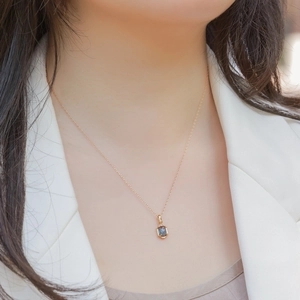 Elegante collana in argento 925 placcato oro con ciondolo rettangolare in topazio blu