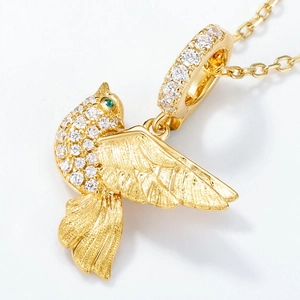 Elegante collana con uccello in argento 925 placcato oro con zirconi e texture spazzolata