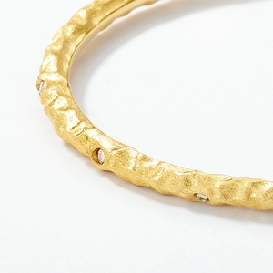 Bracelet S925 doré fait main avec texture martelée et pierres étincelantes