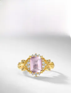 Détail d'une bague en argent doré avec quartz rose taille émeraude et zircons
