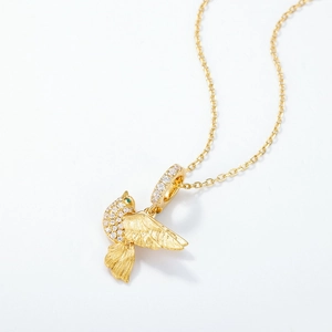 Collana con ciondolo a colibrì in argento 925 placcato oro con zirconi e gemma verde