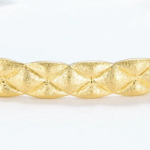Chic quilted pattern bangle in gold plated S925 silver with a textured matte finish
