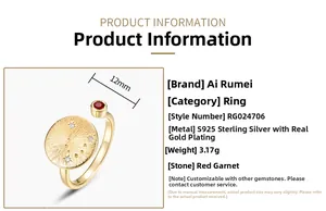 Detalle de anillo de plata S925 bañado en oro con disco cepillado y granate rojo