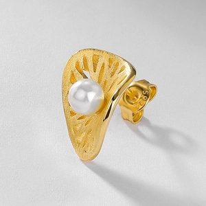 Handcrafted S925 silver gold-plated hollow fan earring with brushed texture and pearl