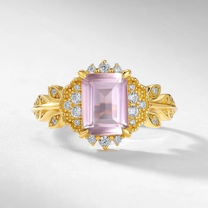 Bague en argent plaqué or S925 avec grand cristal rose taille émeraude et pavé