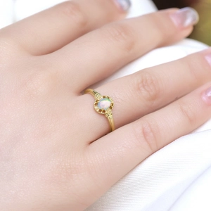 Vintage S925 Silberring vergoldet mit buntem ovalem Opal-Edelstein an der Hand