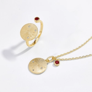 Conjunto de joyas cielo estrellado en oro cepillado con collar y anillo de rubíes rojos