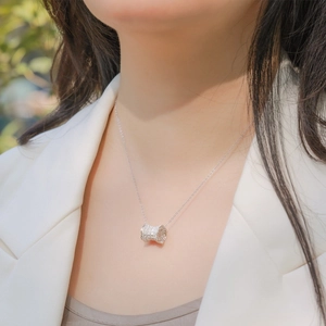 Élégant collier en argent sterling S925 avec pendentif cylindrique et micro-diamants brillants