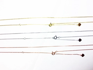 Gros plan sur la chaîne O en argent sterling S925 en or, argent et or rose avec cœurs