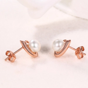 Détail du poinçon S925 en argent rose doré et perle blanche sur la boucle d'oreille