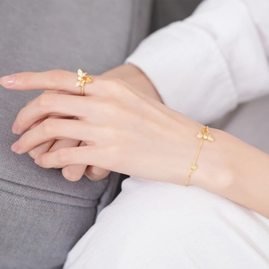 Vista dettagliata del set anello e bracciale ape in oro con citrini gialli a forma di pera