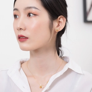Close-up of 925 silver bee jewelry set with citrine and peridot on female model