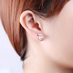 Boucles d'oreilles perles en argent sterling 925 avec design spirale sur l'oreille