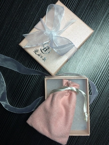 Rosa Schmuckschachtel mit Strukturpapier, weißer Organzaschleife und Samtbeutel