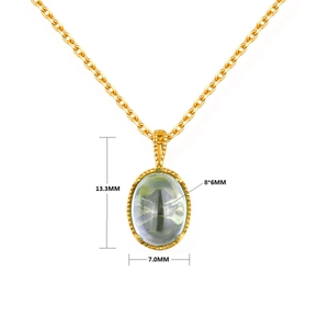 Vue détaillée du pendentif pierre verte ovale avec dimensions de 13,3 mm par 7,0 mm