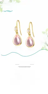 Détail des boucles d'oreilles gouttes roses avec crochets dorés et zircon brillant