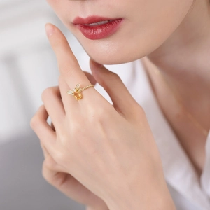 Elegante anello in argento dorato con citrino naturale e una farfalla con piccoli diamanti