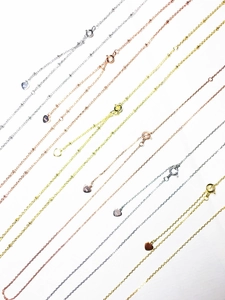 Détail de colliers en argent S925 avec petites perles et pendentif cœur en trois finitions