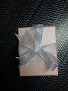 Rosa Schmuckschachtel mit Textur und eleganter weißer Organza-Schleife für Geschenke