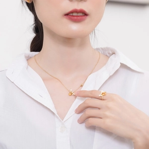 Dettaglio di collana e anello ape con citrino champagne e cristalli scintillanti
