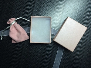 Detailansicht der rosa Schmuckschatulle mit Samtbeutel und weißem Seidenband-Set