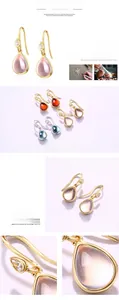 Détail macro de boucles d'oreilles goutte d'eau avec zircon et finition dorée