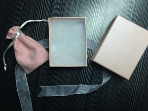 Rosa Schmuck-Geschenkbox-Set mit Samtbeutel und transparentem Dekoband aus Satin