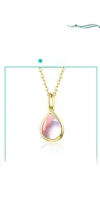 Détail du pendentif goutte d'eau rose avec chaîne dorée montrant la finition polie