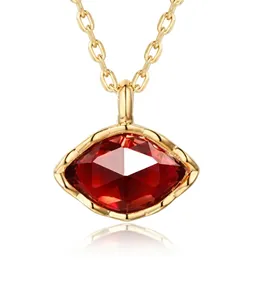 Dettaglio del ciondolo in granato rosso taglio marquise con bordo dorato ondulato