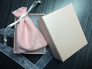 Detailansicht der rosa Schmuckschatulle und passendem Samtbeutel mit Kordelzug