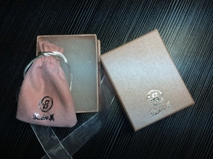 Schmuckset aus rosa Samtbeutel und strukturierter Geschenkbox mit Silberlogo