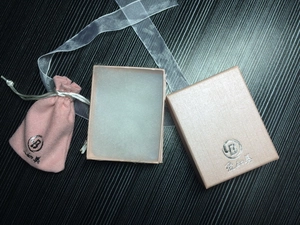 Rosa strukturierte Schmuckschachtel und passender Samtbeutel mit Kordelzug und Silberlogo