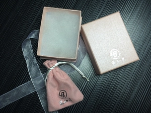 Rosa Schmuckkästchen und Samtbeutel Set mit silbernem Logo für Halsketten und Ringe