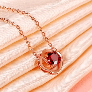 Collana in argento 925 oro rosa con ciondolo a quadrifoglio rosso su seta raffinata