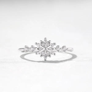 Elegant S925 sterling silver snowflake ring with sparkling cubic zirconia crystals