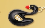 Primer plano del colgante de cisne de esmalte negro con circonitas y baño de oro